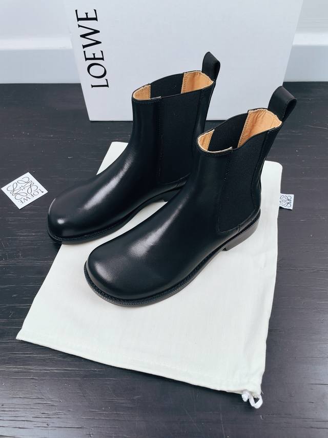 Loewe 罗意威 24Ss 秋冬新款 方跟厚底女靴套脚一脚蹬弹力靴牛皮平底时装靴短靴 简约大气时髦 耐看不过时 是时尚圈永不退潮的经典所在 复古的英伦风格 让